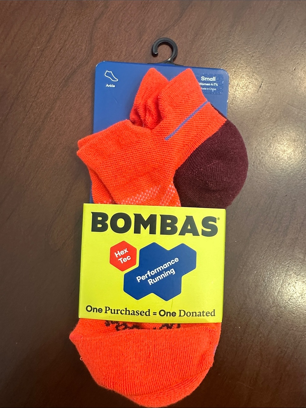 NWT Bombas women’s size sPerformance Ankle Socks - Bright Orange with Maroon Hee